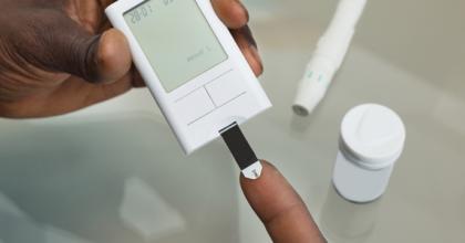 How-to-Safely-Use-Glucose-Meters-and-Test-Strips-for-Diabetes---feature.jpg